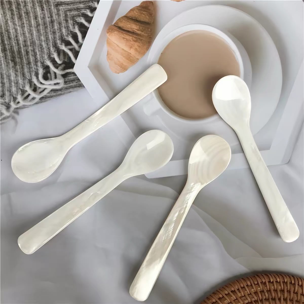Shimmering - Scenery on the Table - Shell Dessert Spoon